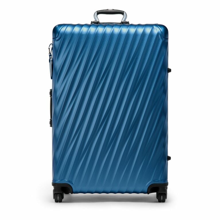 トゥミ“19 DEGREE ALUMINUM”ラージ・チェックイン テクスチャー ホリゾンタル ブルー／￥264,000（公式オンラインストアを含むトゥミ直営店、及び限定店舗での取り扱いのみ）