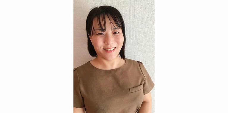 エステティシャン歴15年の山崎はるなさん。オリジナルメニュー「脳のデトックス」が人気。HP：http://innerbeauty-detox.com/