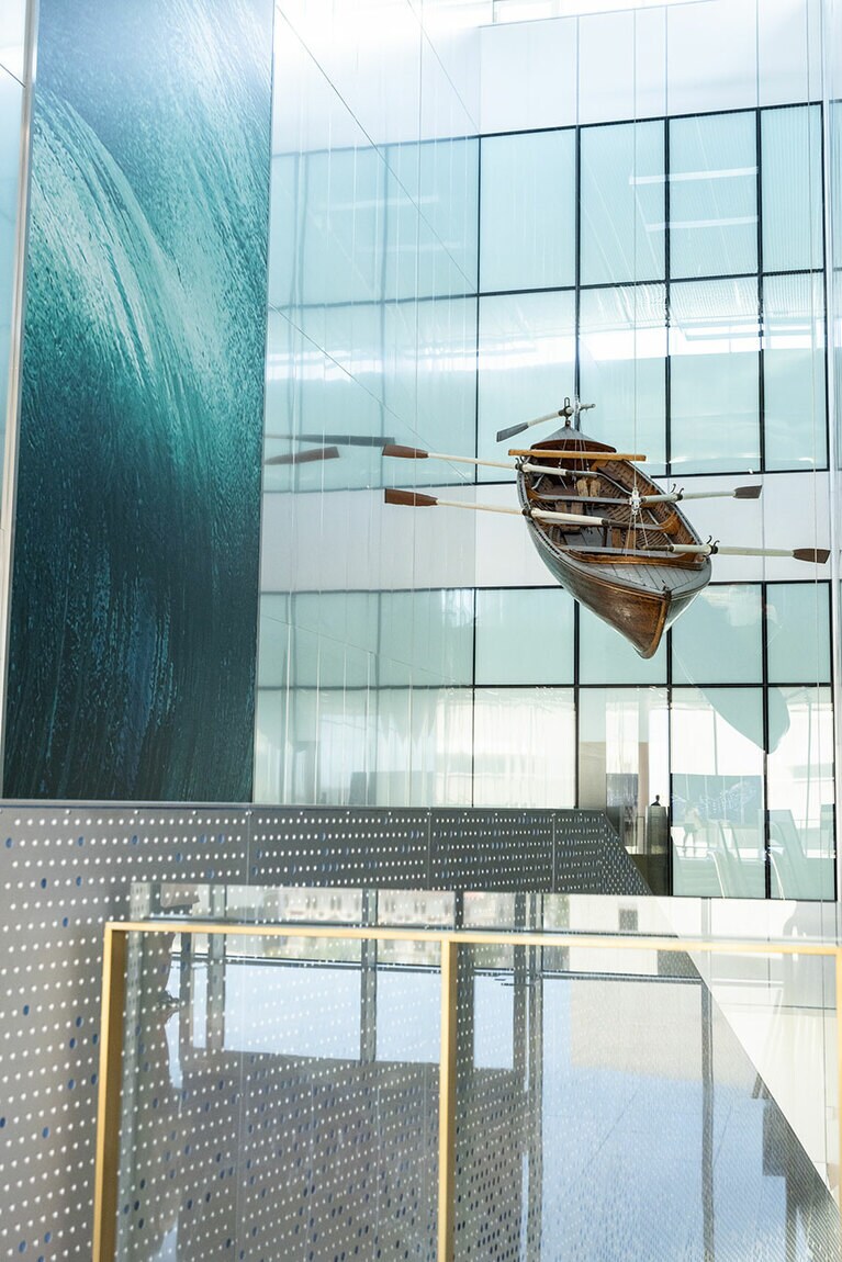 アボリジナルのボートを復元。