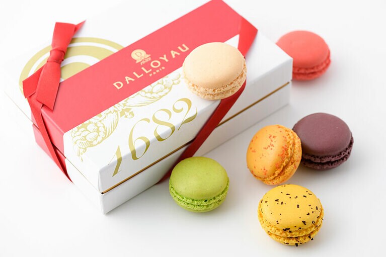 季節のマカロン入り詰め合わせ 2,000円(9個入り)／ダロワイヨ
