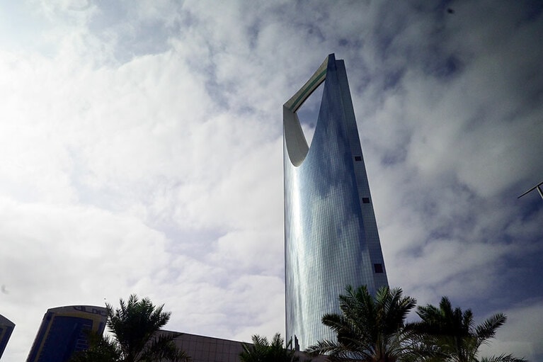 サンドベージュの中にすくっと立ち上がる、近未来的な高層ビル、キングダム センター。ここの展望台からはリヤドの地平線まで一望。