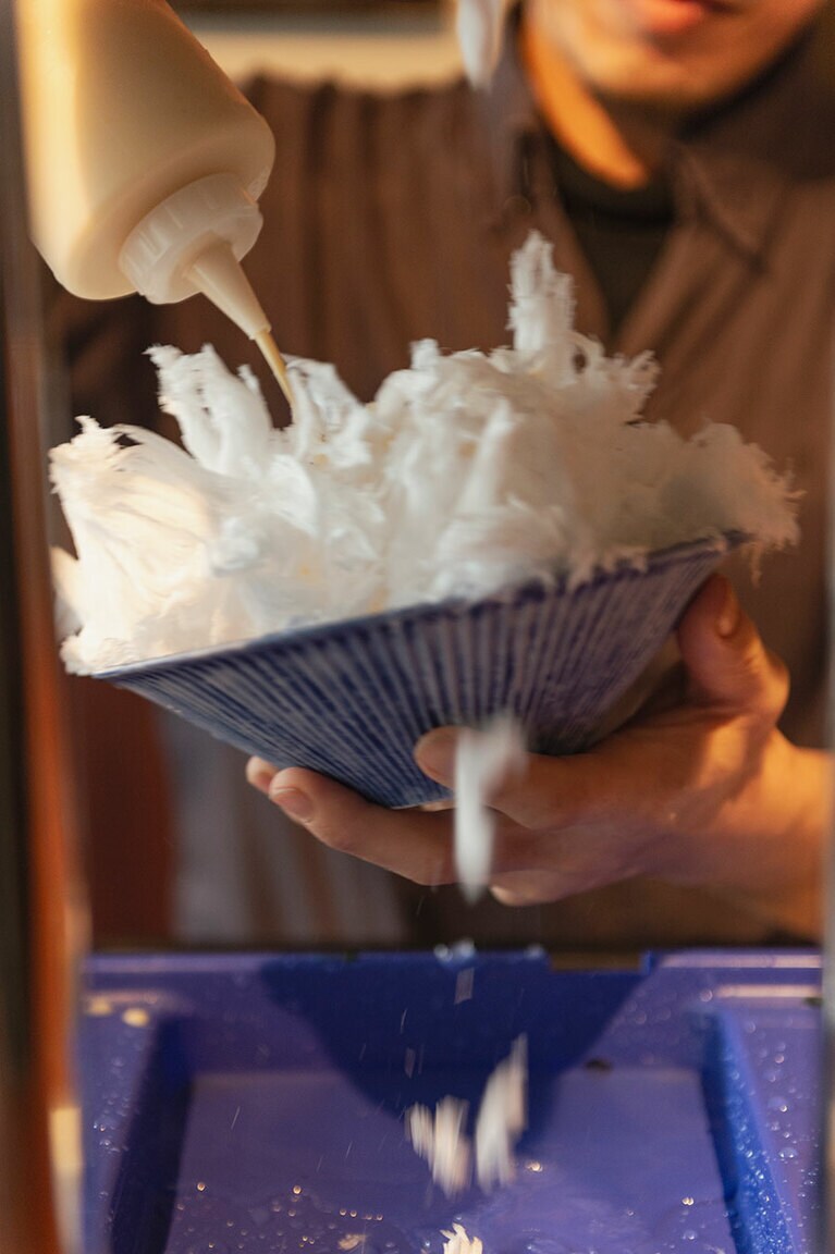 削りながらまんべんなくシロップをかけ、食べるときには全体に味が行き渡る。氷は、透明度が高くて雑味のない純氷を使用。