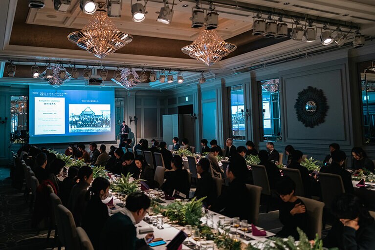 サイモン・ダーヴェニーザ氏がロングモーンの歴史を紹介。