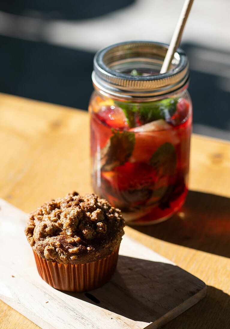 “そばMUFFIN” 320円と“ハイビスカスティーレモネード” 605円。お茶はMighty Leafのもの。