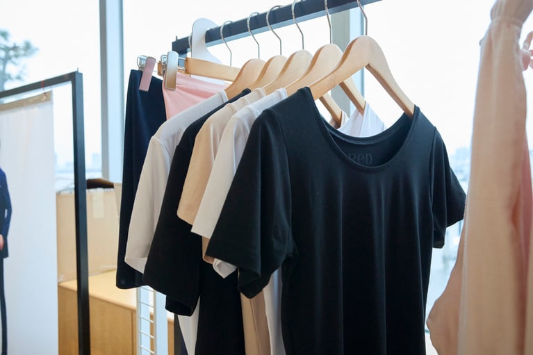 大泉洋さんのCMで知られるリカバリーウェアブランド「ReD」のウェア。スタイリッシュなパジャマも展示。