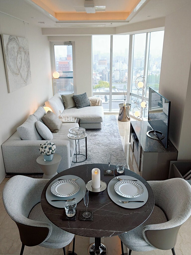 グレージュ周辺の色でまとめたリビングダイニング。