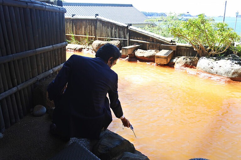 地下170メートルから汲み上げた源泉を、300メートルの管を通して温度を調整。さらに湯守のスタッフが適温を確認。