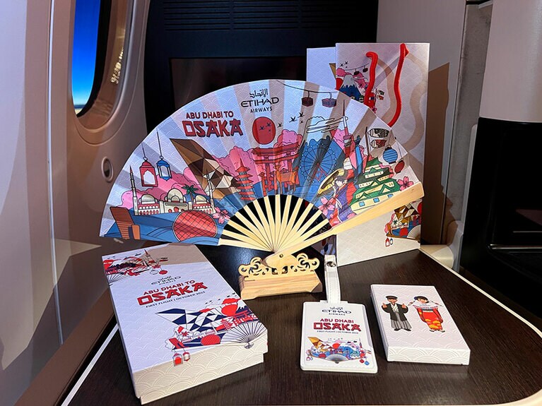 搭乗口で配られた初就航便のギフト。「OSAKA」のロゴとかわいいイラストが入った扇子とラゲージタグ。