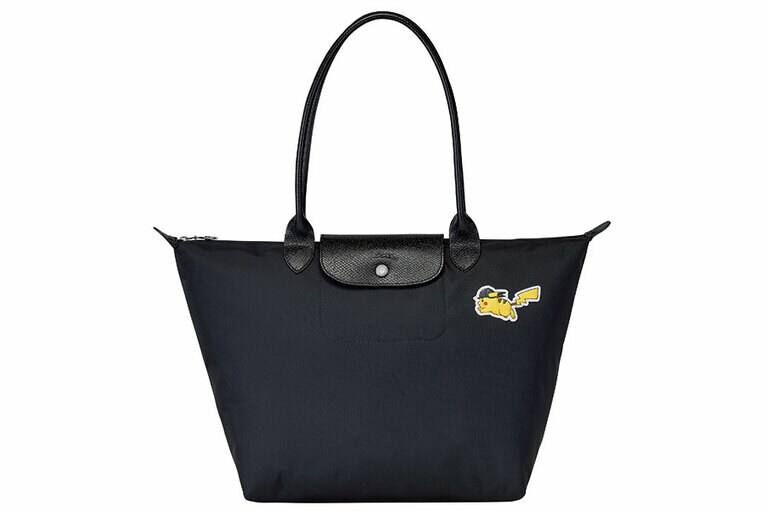 ショルダーバッグ H30×W31×D19cm 20,900円(税込)。©2020 Pokémon. ©1995-2020 Nintendo/Creatures Inc./GAME FREAKinc.TM, ®, and character names are trademarks of  Nintendo