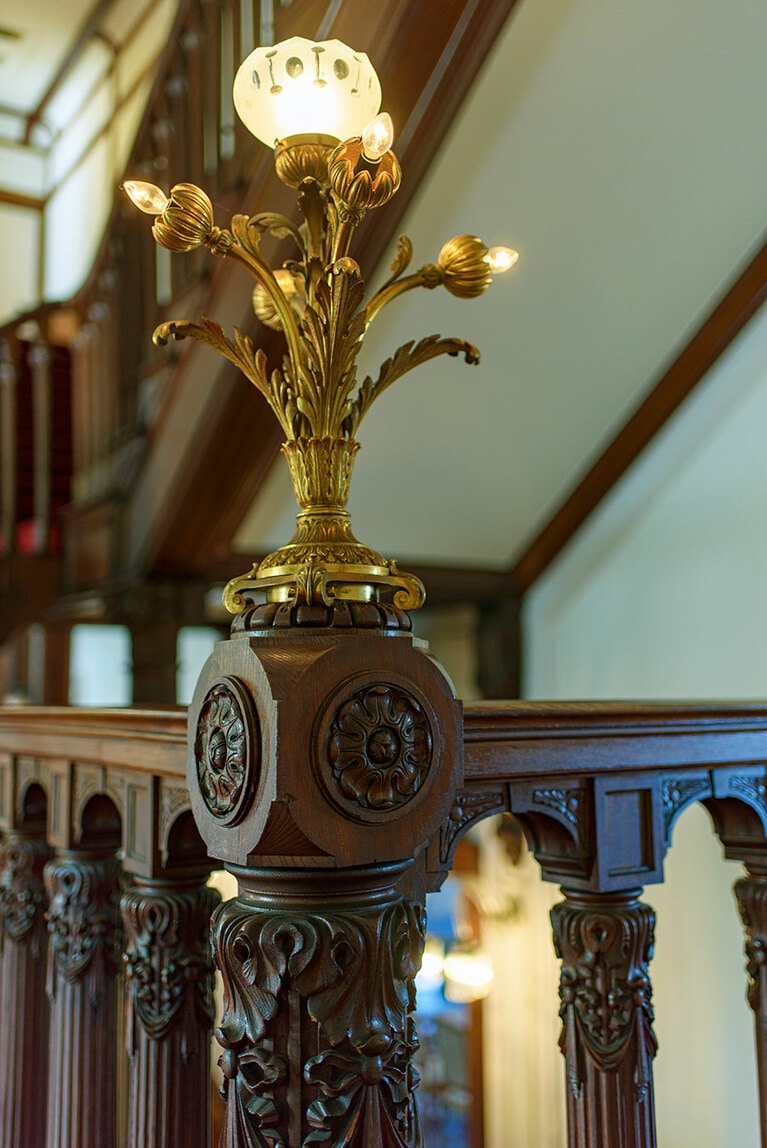 階段の手すりに輝くランプ。