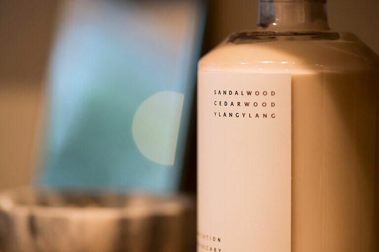 FRAMAのハンドローション 9,800円。サンダルウッド、シダーウッド、イランイランをブレンドしたウッド系の香り。