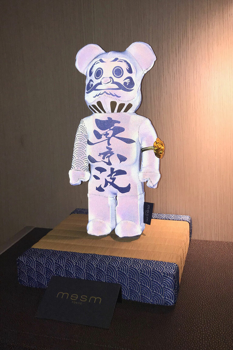 メズム東京のコンセプト “TokyoWaves” を遊び心たっぷりに表現したベアブリックも、アートのひとつとしてゲストを楽しませます(一部のゲストルームに配置)。