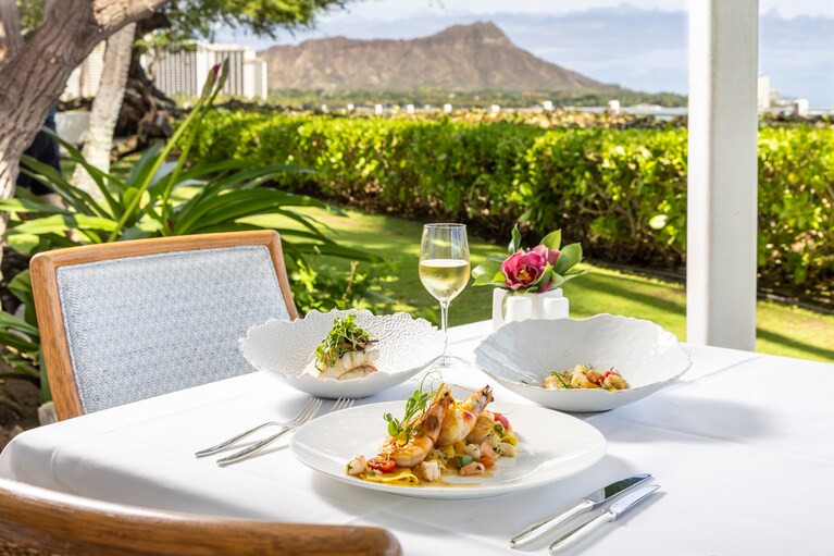 ハレクラニ総料理長、クリスチャン・テスタ氏特製の料理をレストラン「オーキッド」のテラス席にて。撮影／Akira Kumagai