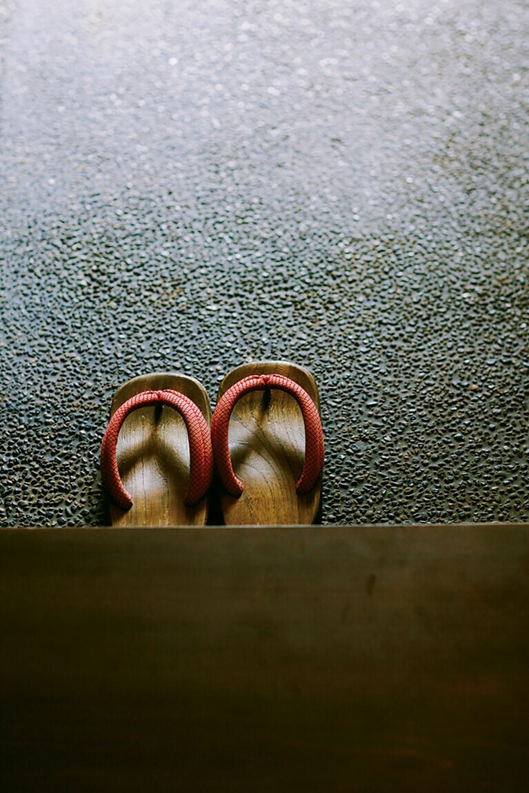 食事や温泉に行く時は下駄で。