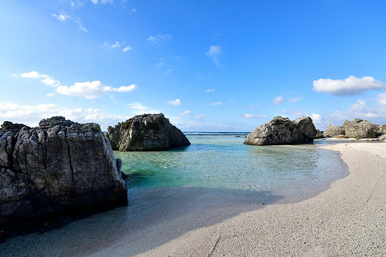 静かに波が打ち寄せる潮下浜(スーガハマ)。