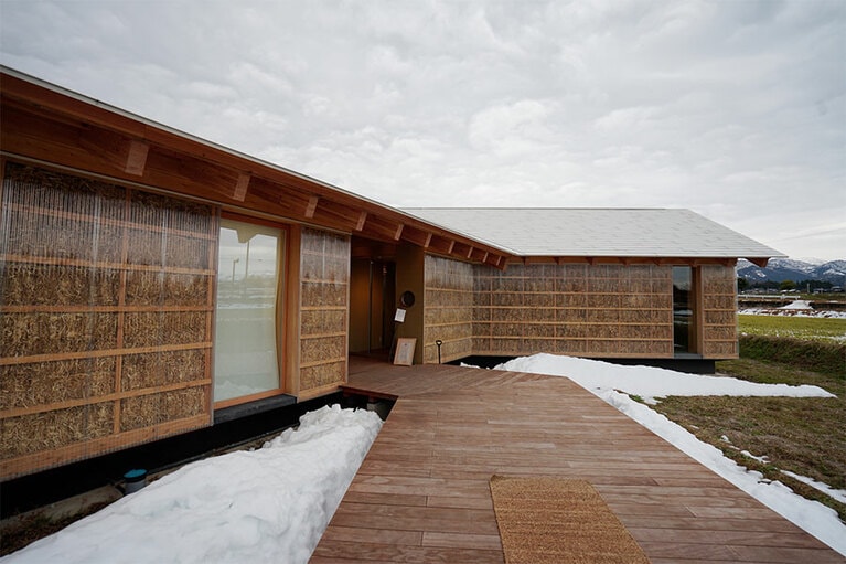 「ザ・キッチン」は、外壁の断熱材として藁が使われている。季節が変わると新しい藁に交換するのだという。茅葺き屋根ならぬ、藁入りの壁だ。