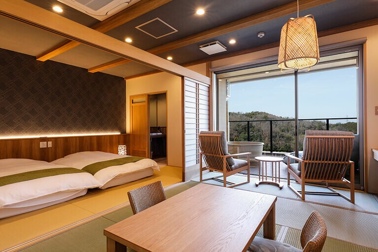 客室露天風呂付きの部屋の風呂でも、温泉の湯を楽しめる。