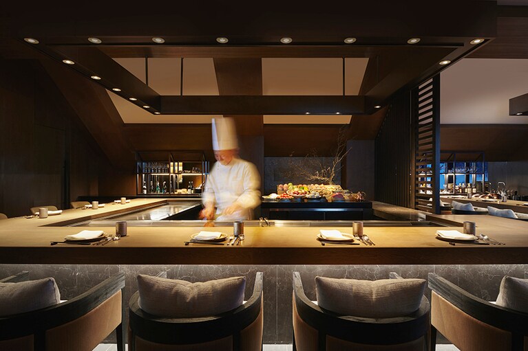 パーク ハイアット ニセコ HANAZONO［北海道／花園温泉］北海道の食材にフランス料理のエッセンスを加えたレストラン「鉄板」。