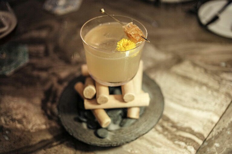 ポルトガル産の蜜蝋とカモミールを添えたカクテル（148パタカ）。カクテルはすべてモクテルに変更可。