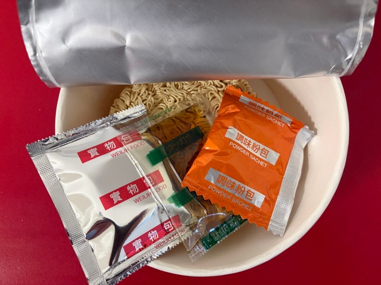 調味料を麺の上にのせるとかさが増すので、できるだけ麺とカップの隙間に入れるのがポイント。お湯の入れすぎを防げます。