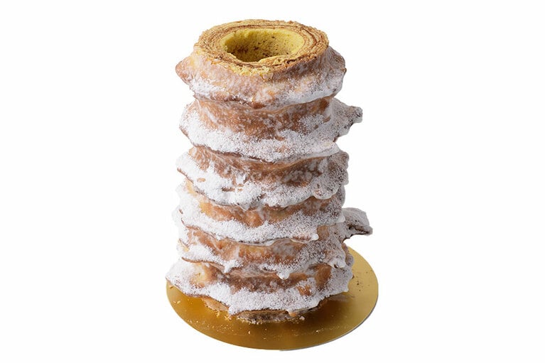 ガトー・ピレネー 小(20cm)4,580円、大(30cm)9,460円、特大(60cm・箱付き)21,200円。