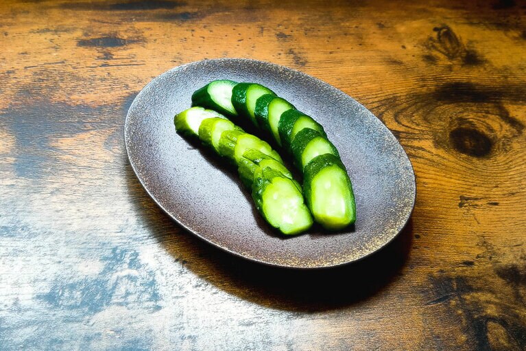 ひげだんが漬けたきゅうり。想定外におしゃれ＆おいしそう。