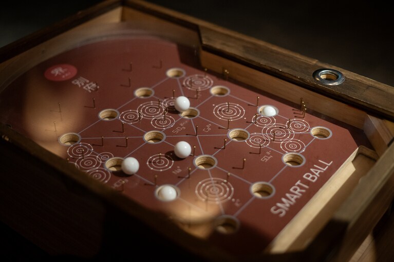 毎日18時30分から始まるアクティビティ「夜のドラマティック温泉街」。「湯の広場」には、昔懐かしいスマートボールなどが登場。