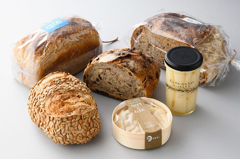 喜茂別町内三昧セット（チーズ工房 タカラ×近所の農家さんアスパラ×ソーケシュ製パン）4,800円／ソーケシュ製パン×トモエコーヒー