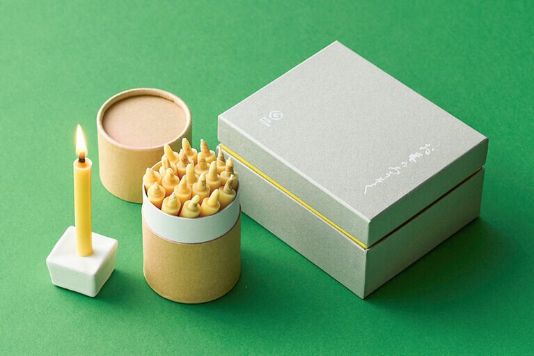 お米のヌカのみでつくられたお米のろうそく 1号1箱＋燭台 2,750円／大與