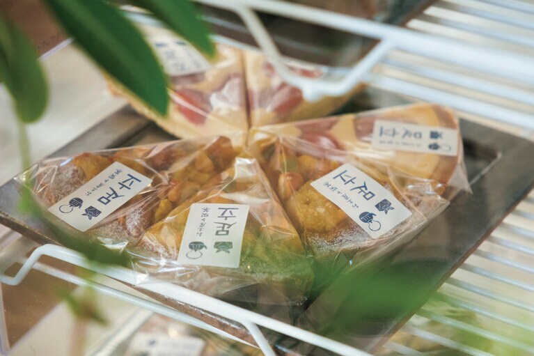 旬の食材のおいしさも楽しめる、種類が豊富なタルトも人気商品。 「いちごチーズタルト」486円、ほどよく塩気が効いていて甘すぎない「塩キャラメルナッツタルト」496円。