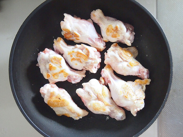 (4) 塩胡椒をした手羽元肉を入れて焼きます。キツネ色に焼き色がついたら裏返し、両面焼きます。中までしっかり火が入るように、蓋をしながら加熱してもいいでしょう。