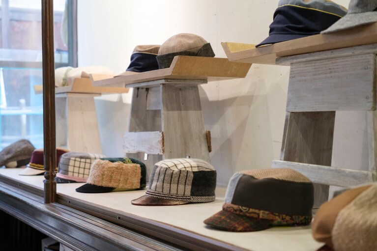 取材時、ギャラリーでは綾部市在住の帽子作家・吉田麻友子さんの展示会・セミオーダー受注会が行われていた。生地の組み合わせ、使い方が魅力。布の持ち込みにも対応。