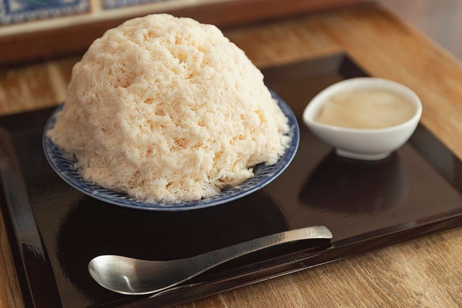 「和三盆練乳」温かいお茶つき 1,100円、おかわり氷は770円。写真のトッピングは、白餡（＋200円）。