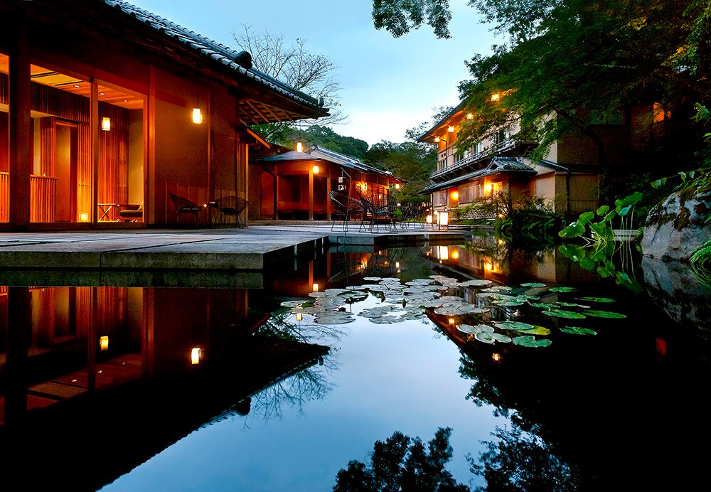 元々は、京都の豪商で貿易商の角倉了以のライブラリー兼住居だったと伝えられる水辺の私邸は、まるで別荘のようなリゾート感。