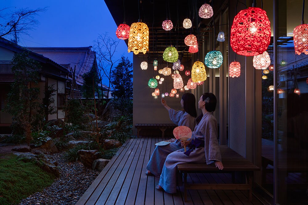 【星野リゾート　界 加賀】テラスを幻想的に照らす灯りは、加賀水引の灯り。水引灯りの点灯は、2019年8月31日(土)までの毎晩17:00～24:00。