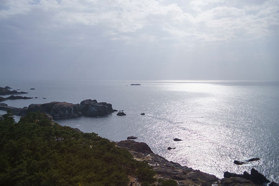 灯台からは島根半島の全景だけでなく、晴れた日には南方に中国山地、はるか北方には隠岐諸島ものぞめる。