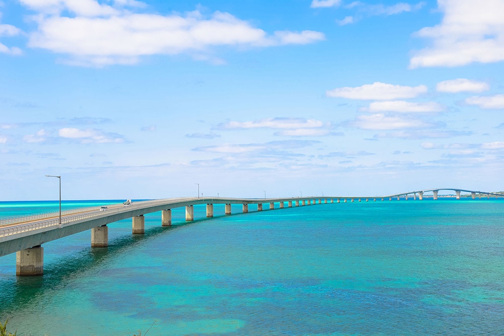 リゾートのある伊良部島へと海の上を走る伊良部大橋。