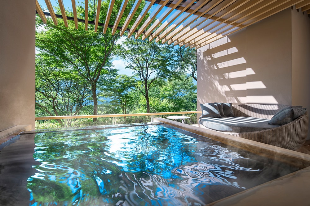 箱根の自然を借景にした客室露天風呂は、まるで一枚の絵のよう。大浴場と同じく、大涌谷温泉から引いた湯の花が舞う温泉を堪能することができる。