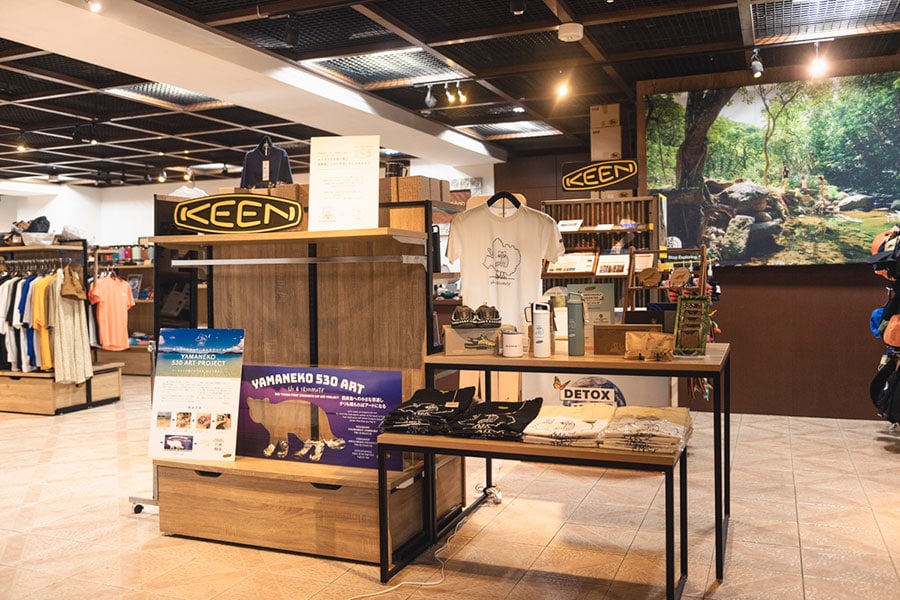 西表島を守るプロジェクト「Us4IRIOMOTE」に取り組む、人気フットウェアブランド「KEEN」のアイテムは地元民にも旅行者にも大人気。
