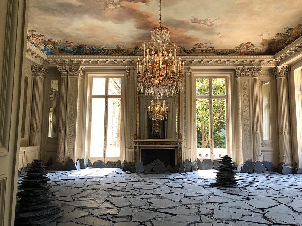この館で一番豪華な部屋。天井画が描かれ、シャンデリアが輝くなか、床一面に割れた大地をイメージさせる荒涼とした風景が広がる。