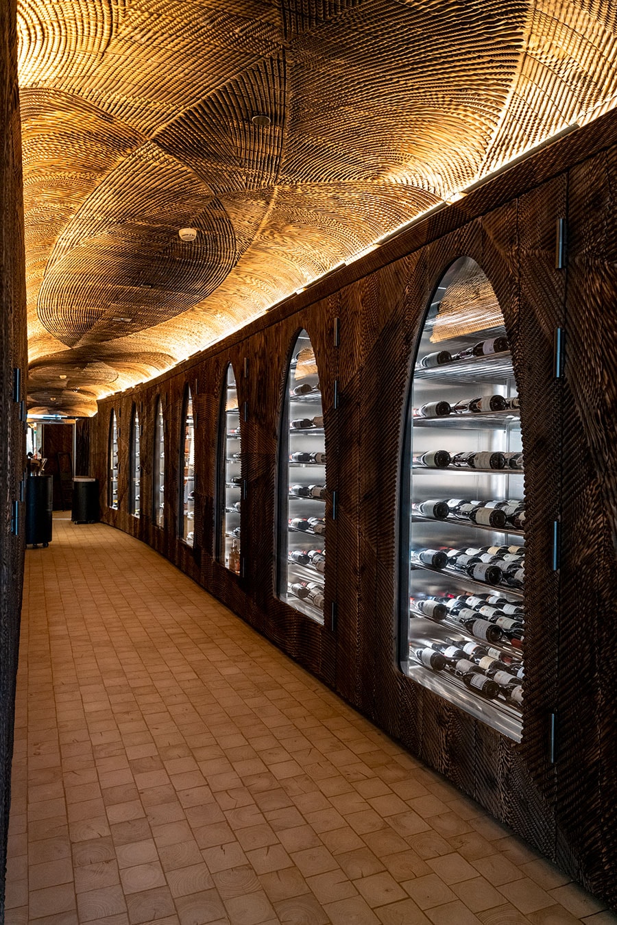 木工作家エチエンヌ・モワイヤ氏が手がけた造形的なワインセラー。フランスの銘醸ワインが揃う。