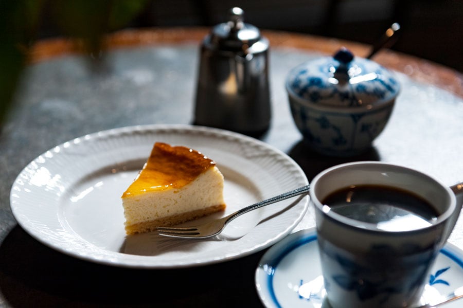 チーズケーキとコーヒー。セットで1,100円(税込)。