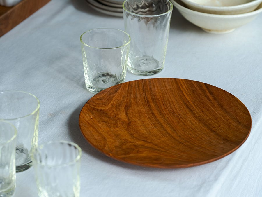 木製、ガラス製の食器類があると食卓の美感と楽しさはさらに増す。少しずつ、好みのものを増やしていこう。