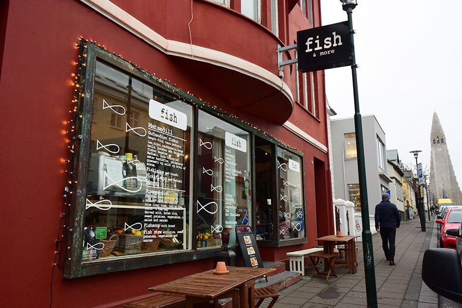 スコウラフェルズスティグル通りには思わず扉を開けたくなるカフェやショップが多数。