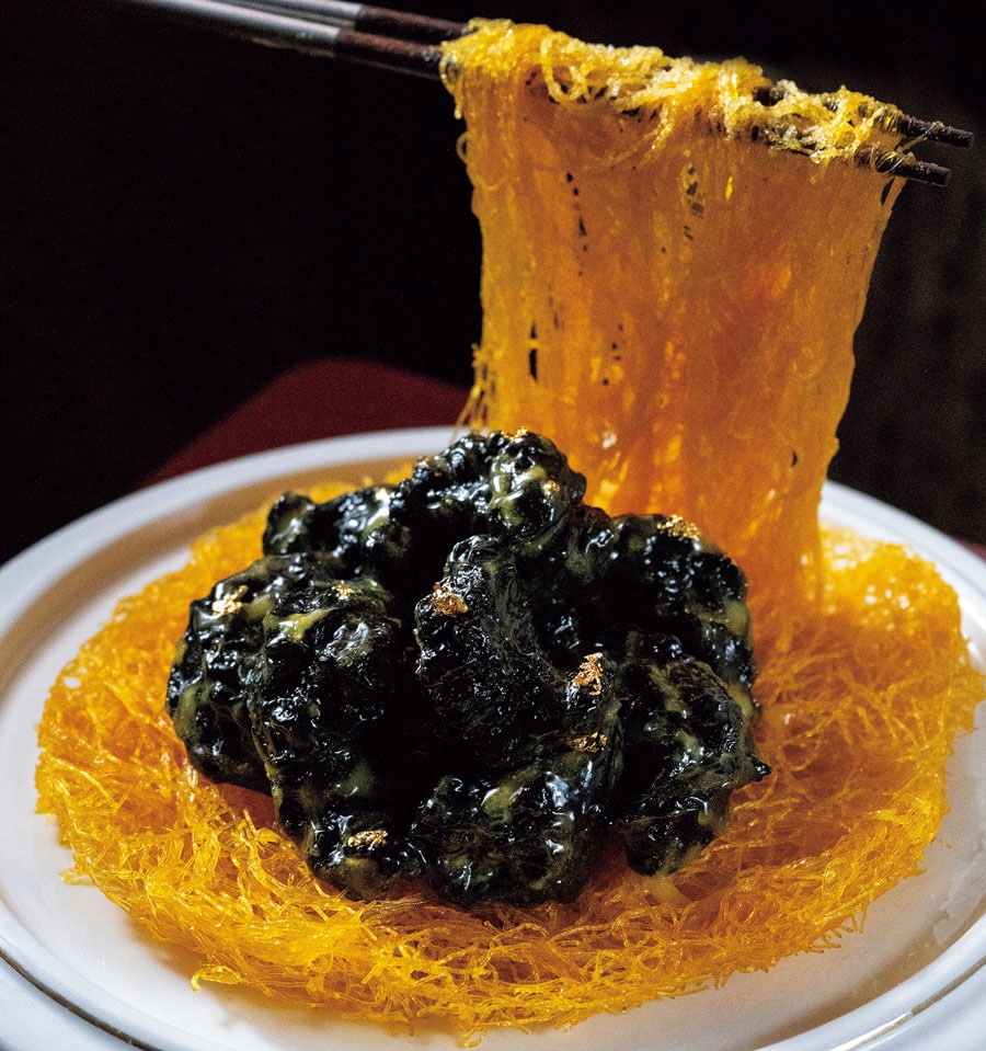 ビーフンプレートにのったハタの揚げ物「檬果黑金鑽」。全体にマンゴーソースを絡ませる。