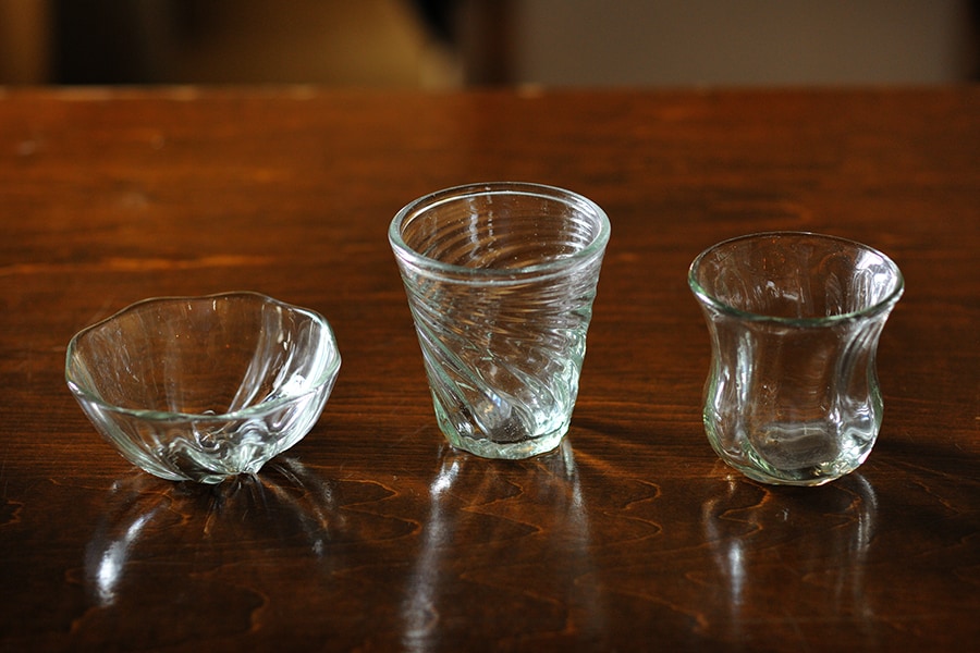 「琉球ガラス工房 glass32」具志堅充さんのグラス 2,000円～、小鉢 2,200円。
