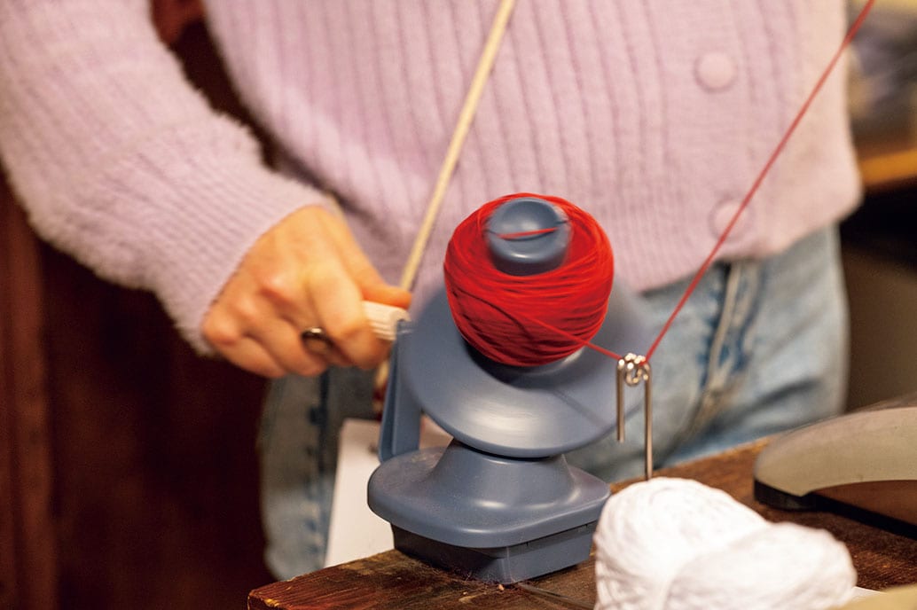 ナントの南東の街、ショレの自社工場で作る毛糸は10g～の量り売り。毛糸玉に仕上げるサービスもある。