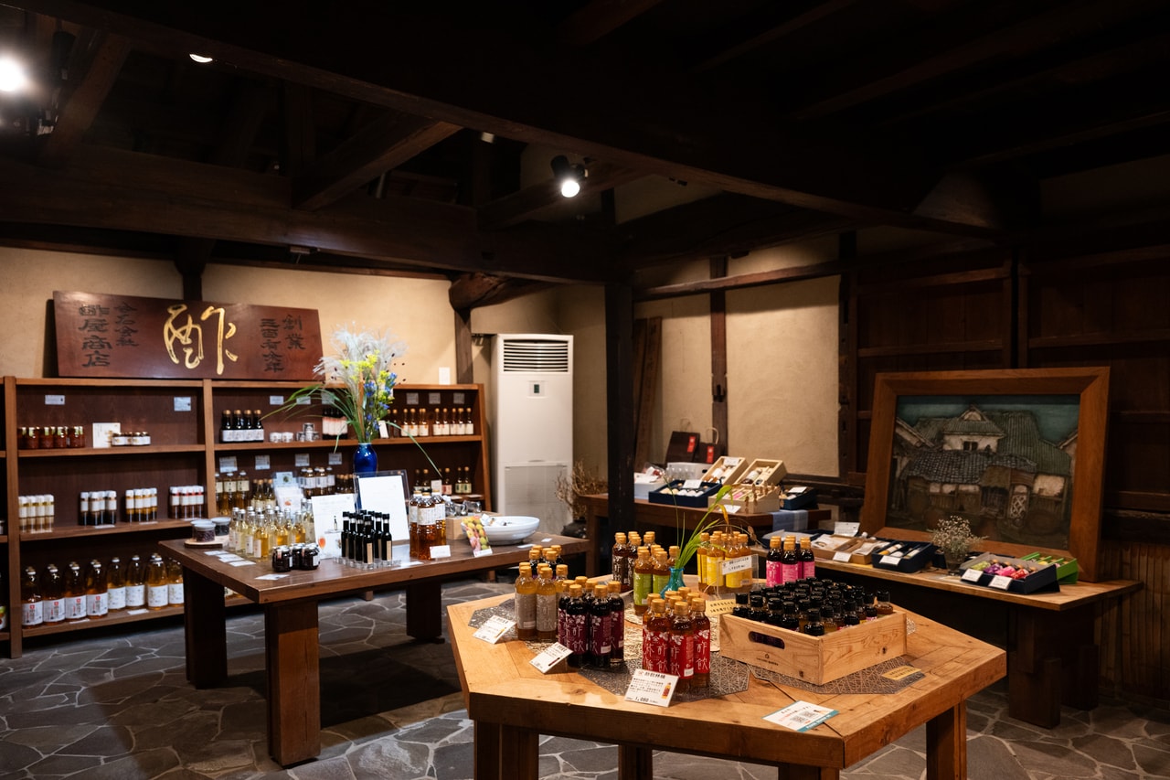 母屋の1階にあるショップ。お酢の試飲もできる。