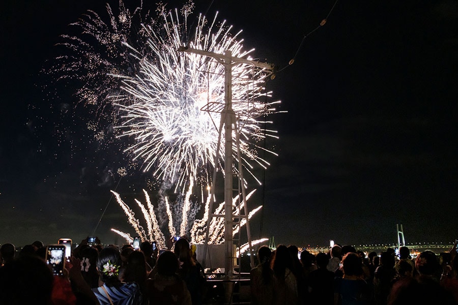 このたびのクルーズの初日の夜は、横浜港で打ち上げられた花火を間近で楽しんだ。