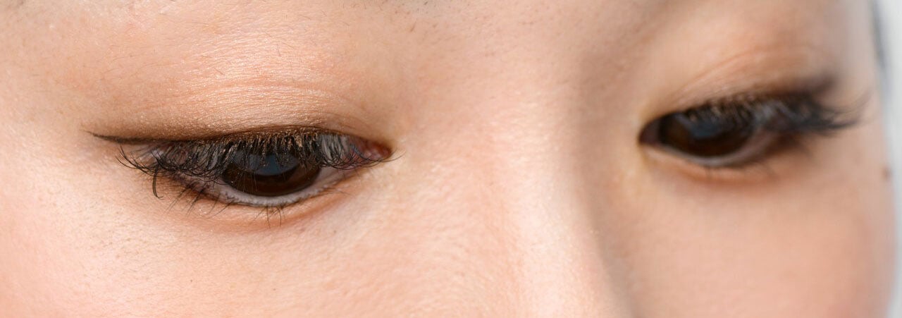 藤田さんの普段の目もと。オレンジのアイシャドウはやや色味が薄く、アイラインは目尻側だけに描いているように見える。せっかくのアイシャドウとアイラインが活かせていない!